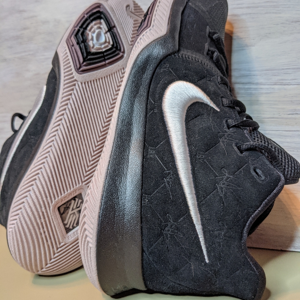 Kyrie 3 black suede 'Silt Red'
